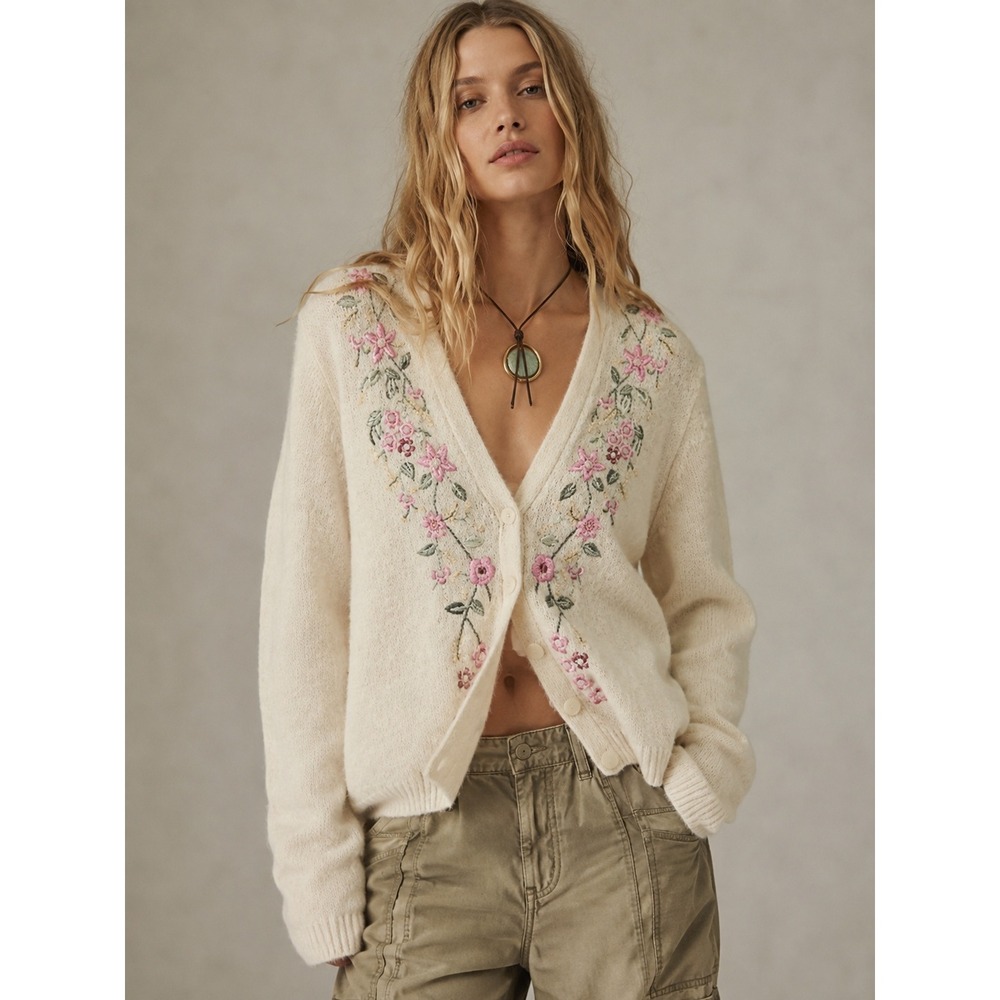 Vintage Silk Angora Embroidered Cardigan
Size M – Excellent Condition